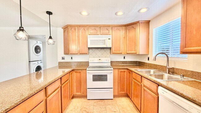 Building Photo - Lovely Downstairs, Entry-Level, End Unit Condo in the Private Diamante HOA Community of Bonsall, ...