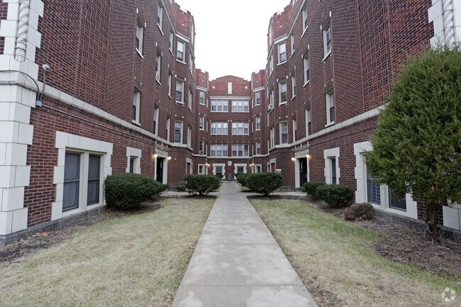 One of the manicured courtyards with first floor unit entrances - 3000 W Marquette Rd