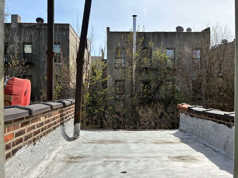 Building Photo - 556 W 161st St