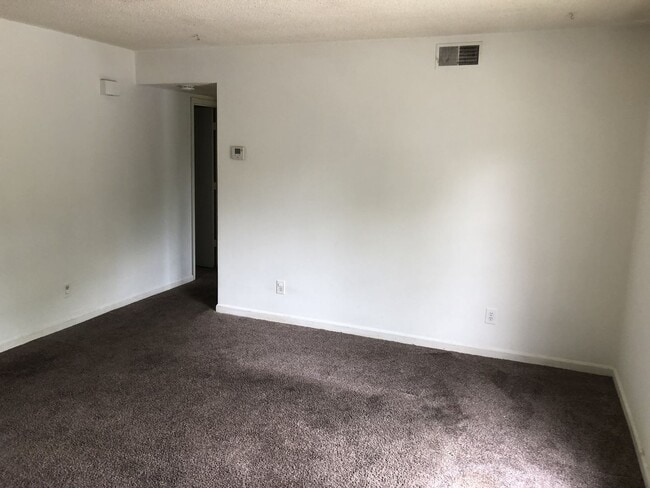 Building Photo - Carriage Hill Apartments
