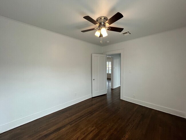Building Photo - KW 3 bedroom 1 Full bath