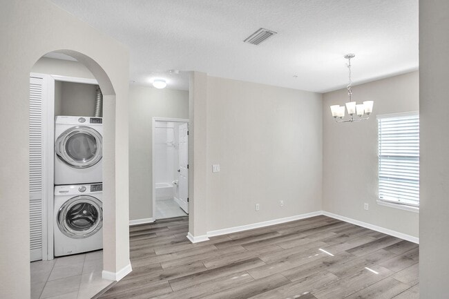 Building Photo - Welcome to this 2 bedroom, 2 bathroom condo in the wonderful community of Palencia.
