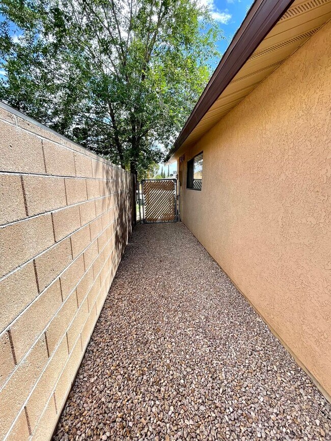 Building Photo - Cute 3 Bedroom Home in Center of Kingman- Available Now!