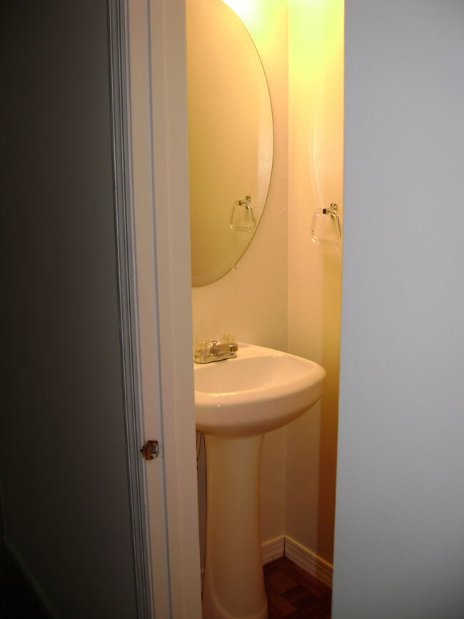 Building Photo - 3BR Townhome with garage! This house will go fast!!