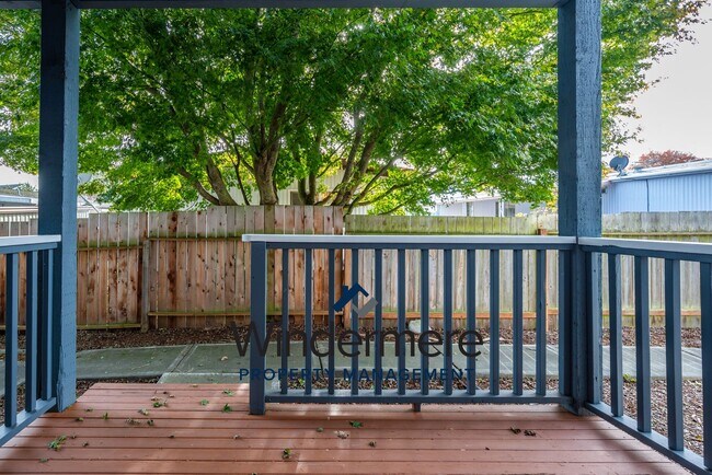 Building Photo - 3 Bed 2 Bath Ground Level Condo