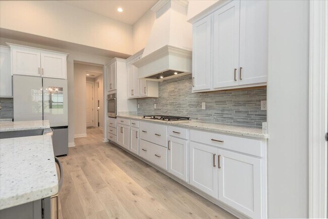 Building Photo - Like New 6 BR/ 4.5 BA in Lakeland