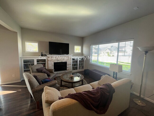 Building Photo - 3 bed, 2.5 bath townhouse in CDA Place!