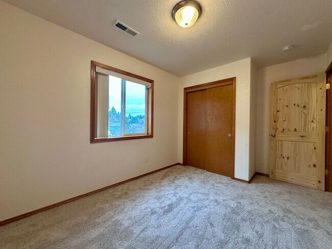 Building Photo - Beautiful Move-In Ready Single-Family Home on a Corner Lot in Gresham!