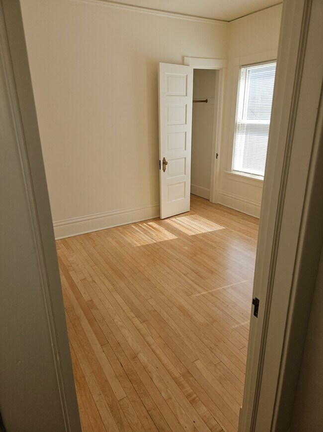 Building Photo - 1900 E Newberry Blvd