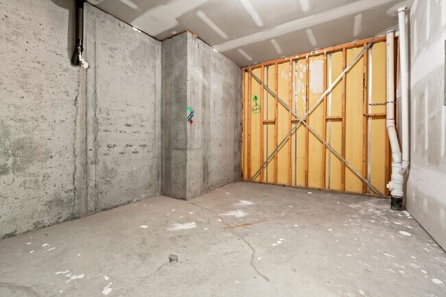 Building Photo - WOW!! - LARGE townhome  Close to everything