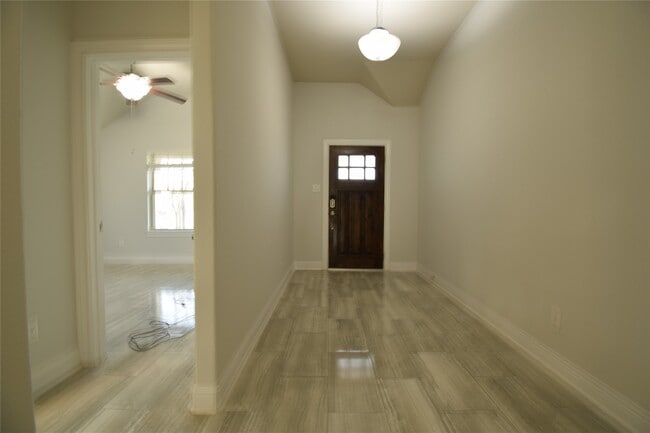 Building Photo - 16643 Highland Country Dr