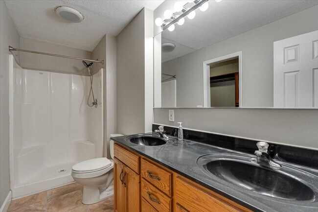 Building Photo - Charming 3-Bed / 2-Bath Home