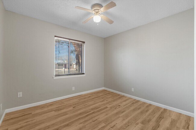 Building Photo - For Rent with Move-in Special ($1,200 off Base Rent ) | 3 Beds 2 Bath | 2 Car Garage |  NE Height...