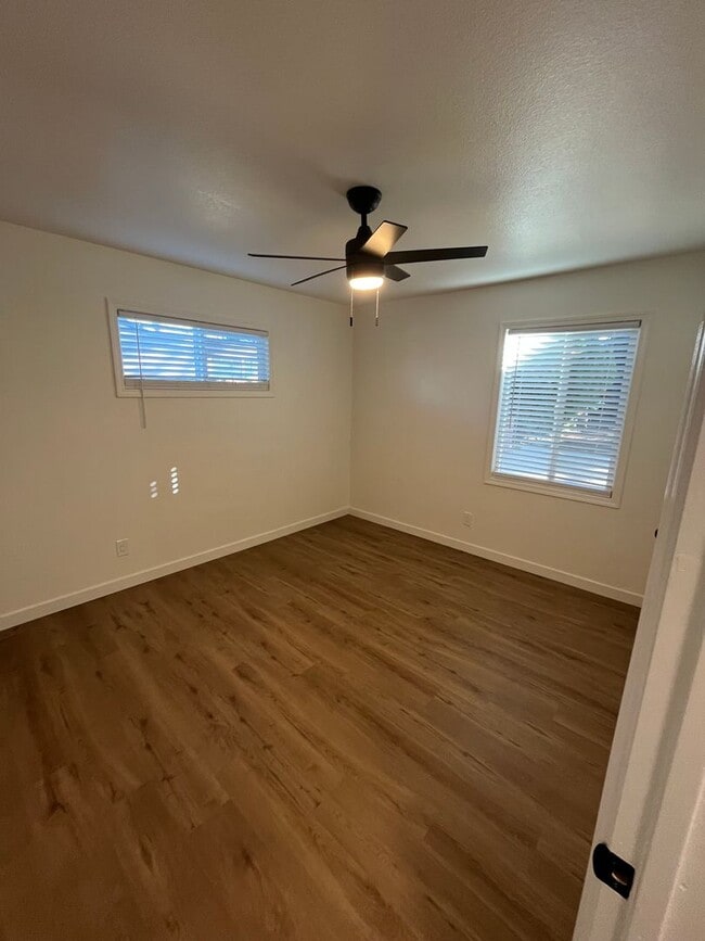 Building Photo - 230 S Murray Ave