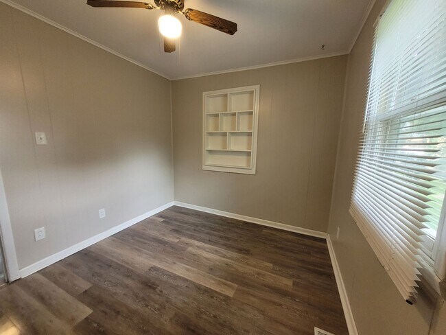 Building Photo - Cozy two bedroom home, pet friendly!