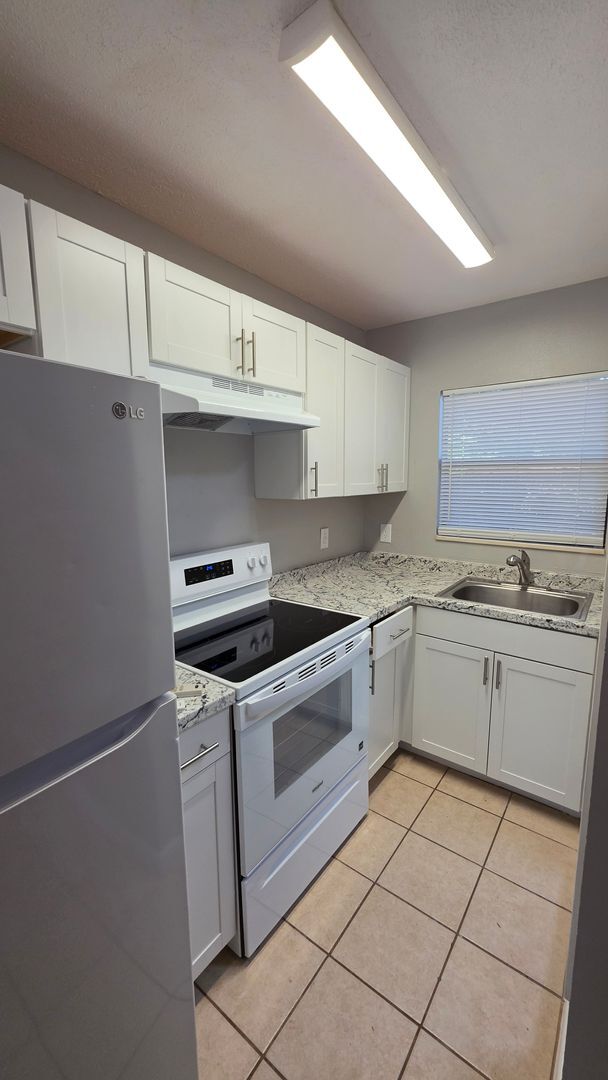 Building Photo - Studio garage apartment