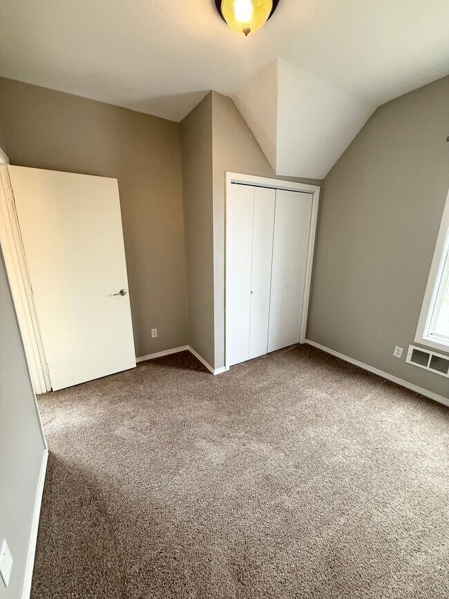 Building Photo - Spacious 4-Bedroom Cle Elum Home with Air ...