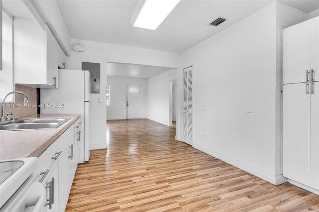 Building Photo - 3840 SW 91 Ave