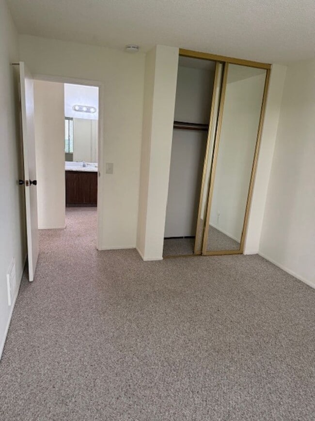 Building Photo - Great One Bedroom Condo Monterey