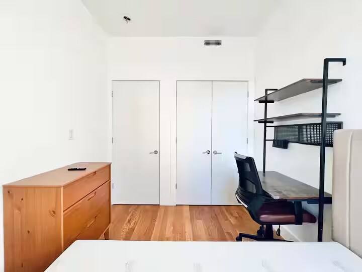 Building Photo - Furnished room/NOT APARTMENT