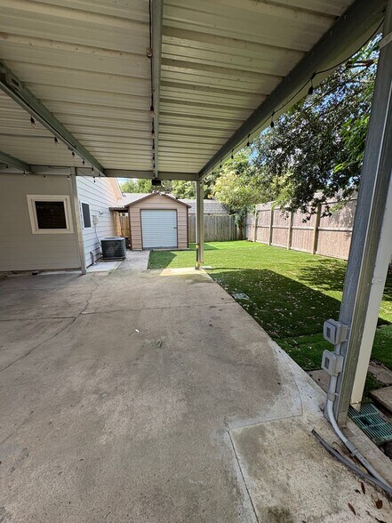 Building Photo - 235 Brookside Dr