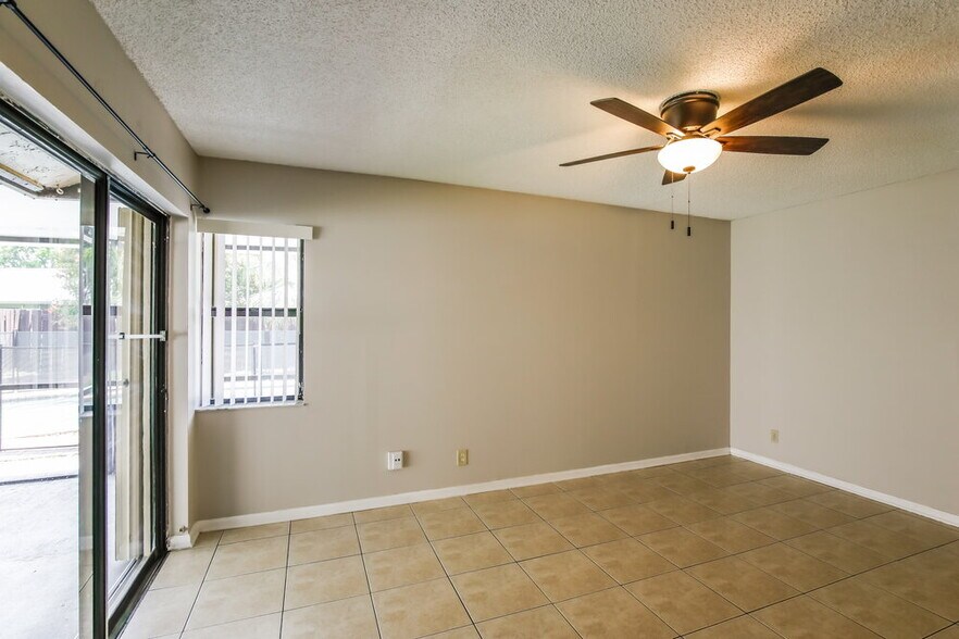 Building Photo - 578 Lakeside Cir