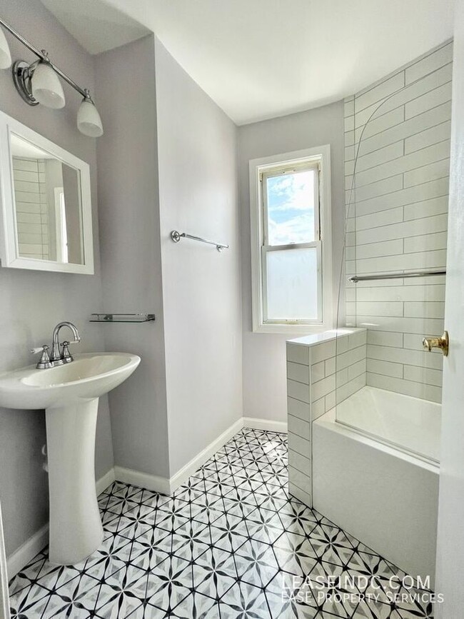 Building Photo - 207 R St NW