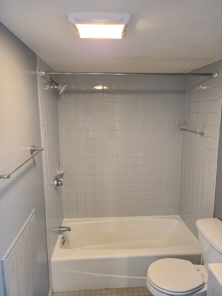 Bathroom - 84 Tell St
