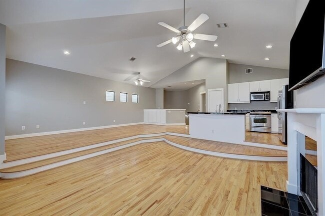 Building Photo - 9805 Riddlelink Ln