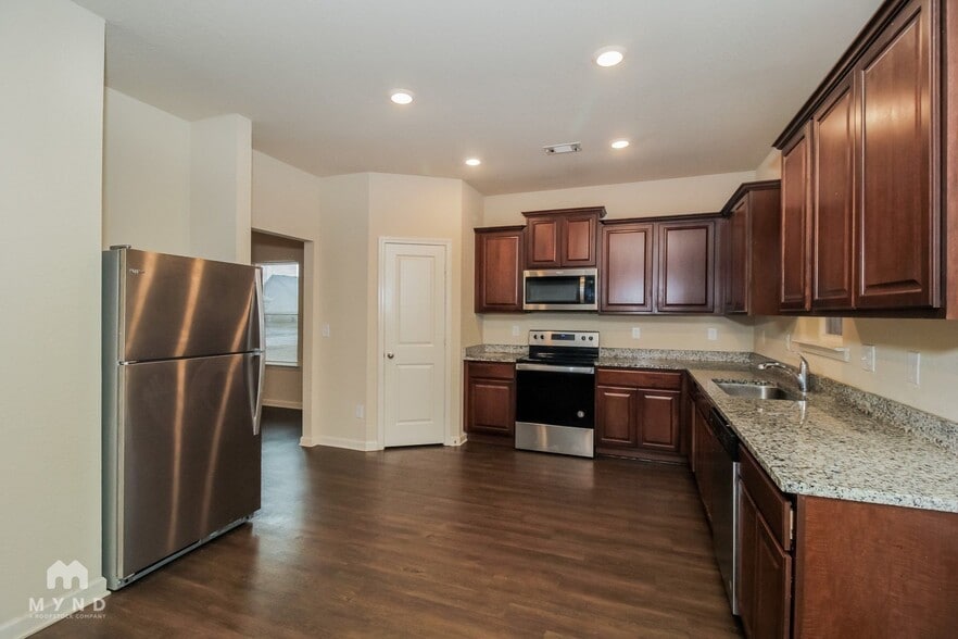 Building Photo - 137 Innis Brk Cir SW