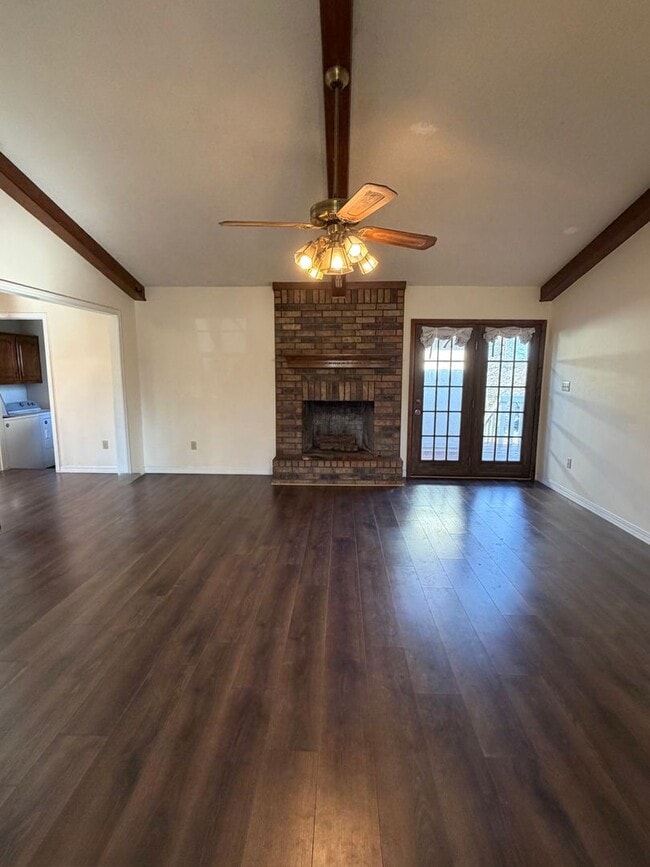 Building Photo - $2,000 Move In Special