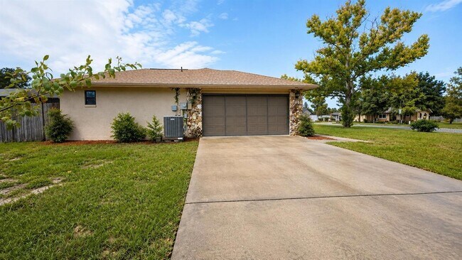 Building Photo - 35025 Raintree Dr