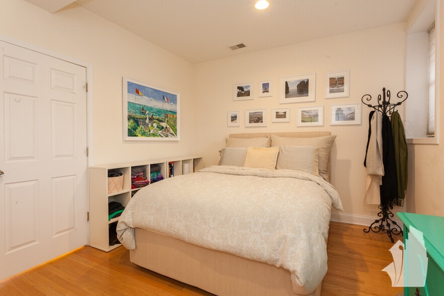 Building Photo - 3750 N Wilton Ave