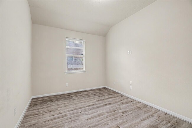 Building Photo - 3834 Raintree Village Dr