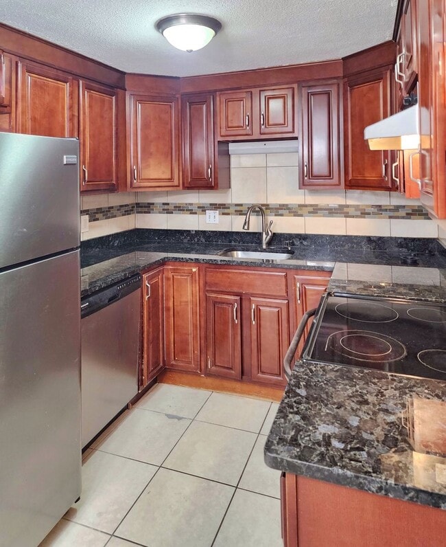 Building Photo - Heat and hot water included! 2 bed condo n...