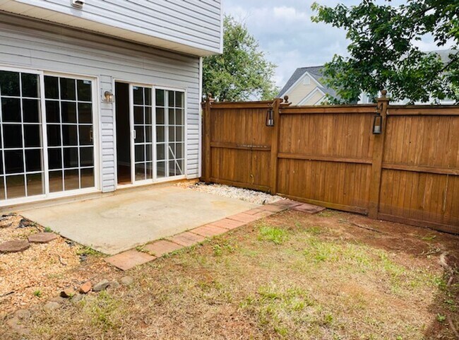 Building Photo - 3 Bedroom Townhome off Pelham Road