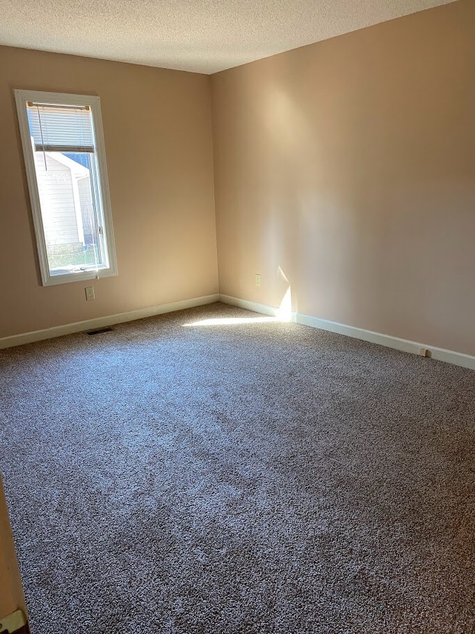 Building Photo - Room in Apartment on Knollwood Dr