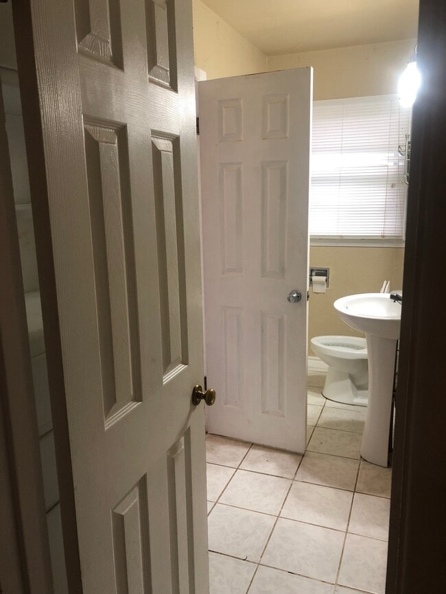 Building Photo - Cute 3Bedroom!!