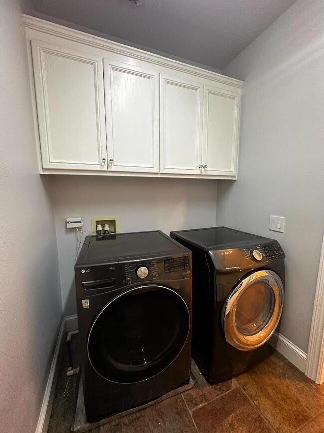 Building Photo - 4824 Longcove Dr