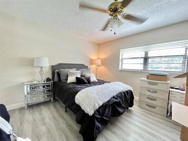 Building Photo - 3016 Oak Cove Dr