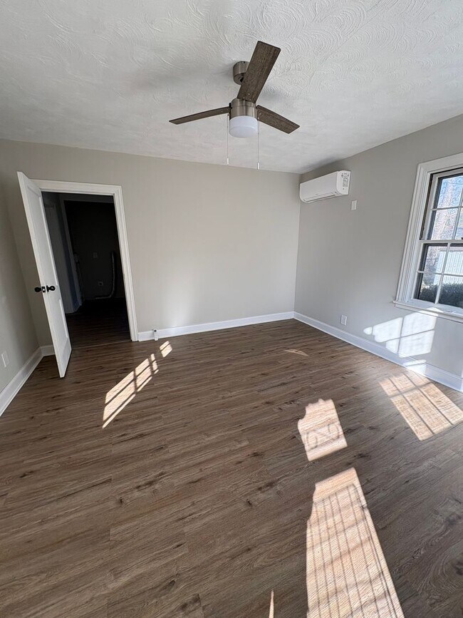 Building Photo - 3 bedroom 3 bath in Spartanburg with Lots of Space !!! Workshop in the garage!!