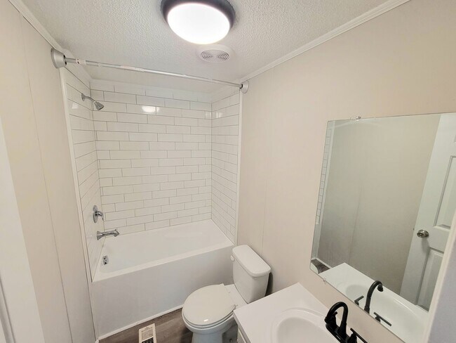 Building Photo - Stunning 3-bedroom, 2-bathroom home locate...