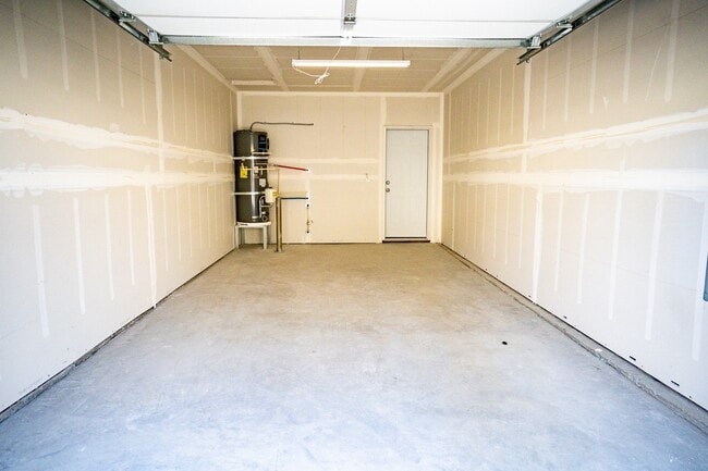 Building Photo - Large Duplex in a Quiet Location!