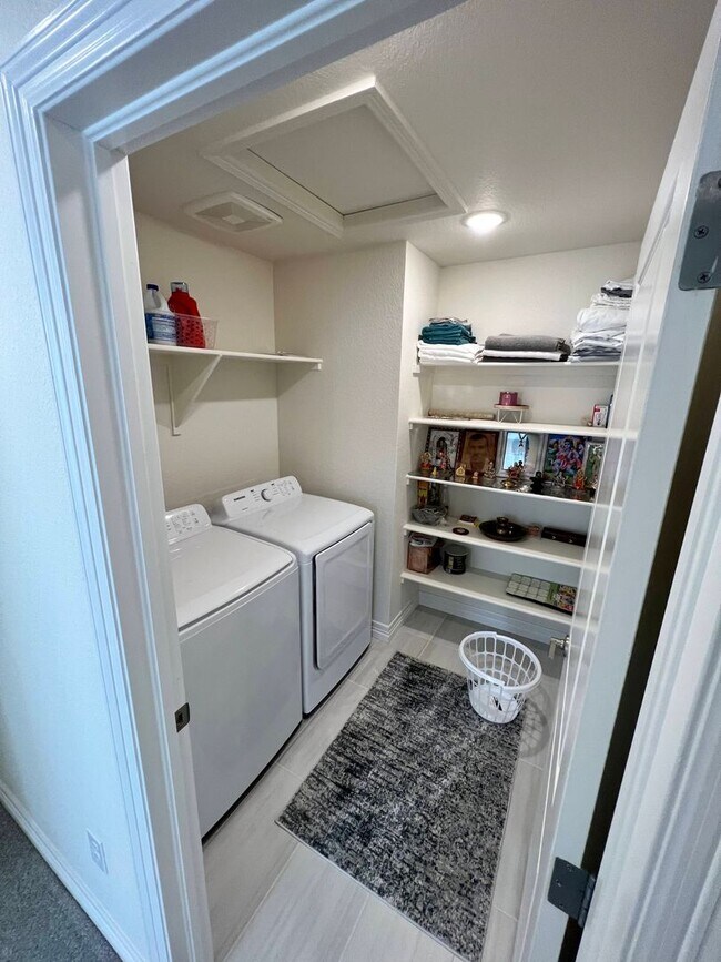 Building Photo - Almost New 3BD 2.5Bath Townhouse