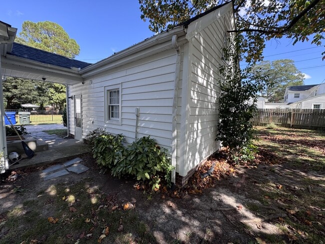 Building Photo - 1105 W Rock Spring Rd