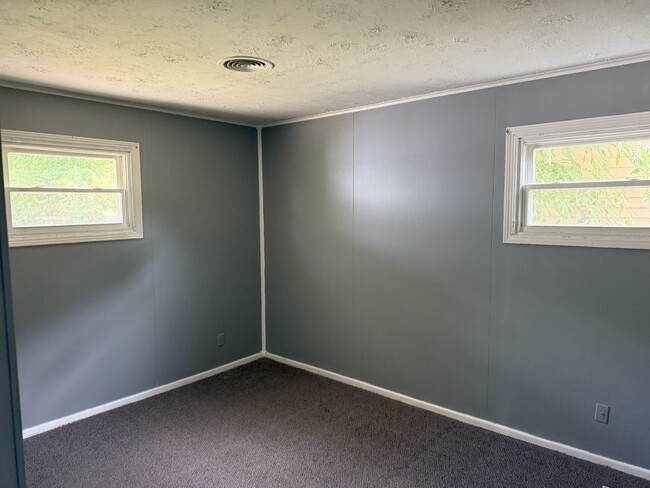 Building Photo - 1052 Duxberry Ave