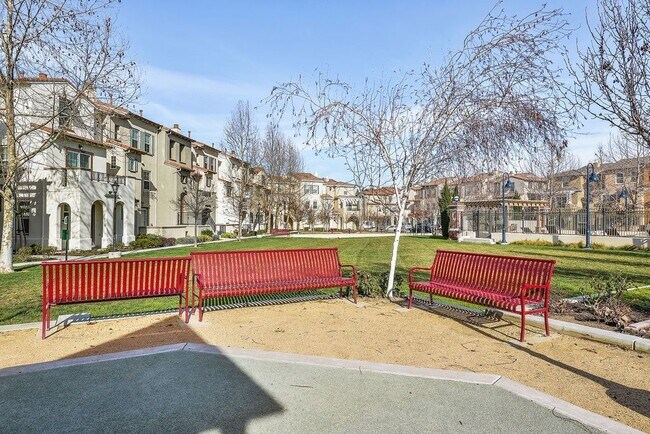 Building Photo - UPDATED LARGE 1600 sq/ft 3BR/3.5BA Central Mtn View Townhome AVAILABLE NOW