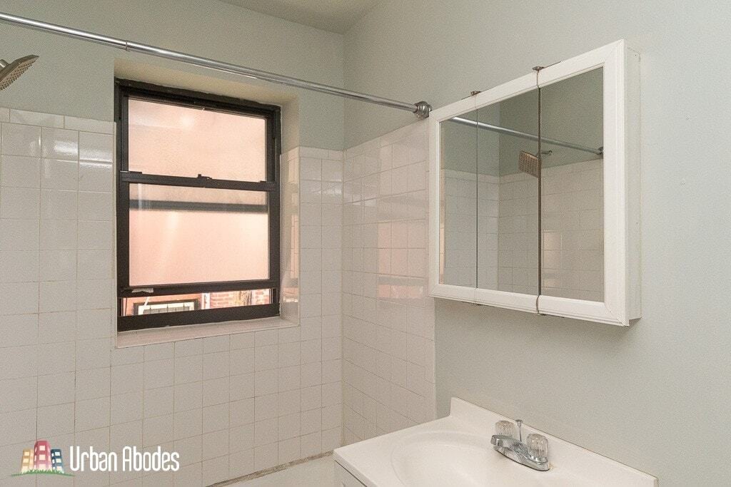 Building Photo - 1337 N Dearborn St