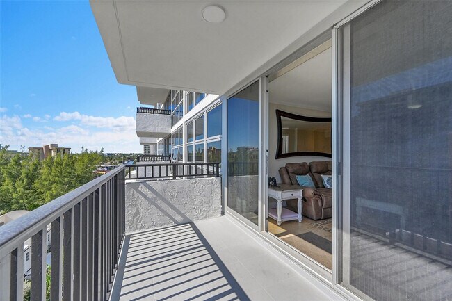 Building Photo - 525 N Ocean Blvd