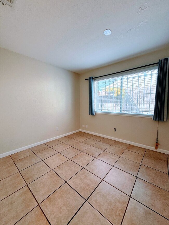 Building Photo - 10453 Sierra Crst Dr